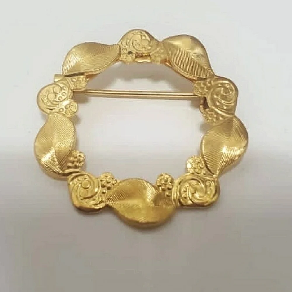 4/20 Christmas Round Wreath Gold Tone Brooch Pin Jewelry 🌴